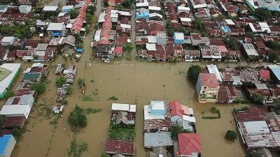 Foto udara luapan banjir di kawasan Perumnas Antang Blok 10, Kecamatan Manggala, Makassar, Sulawesi Selatan, Rabu (8/12/2021).