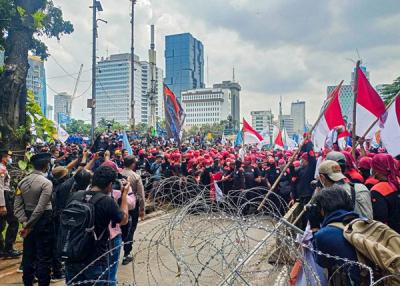Gabungan federasi buruh menggelar aksi demo di Kawasan Patung Kuda, Gambir, Jakarta Pusat, Rabu (8/12/2021).