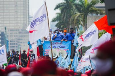 Gabungan federasi buruh menggelar aksi demo di Kawasan Patung Kuda, Gambir, Jakarta Pusat, Rabu (8/12/2021).