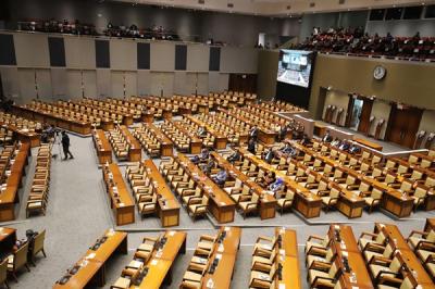 DPR menyepakati penetapan Juda Agung dan Aida S. Budiman sebagai Deputi Gubernur Bank Indonesia.