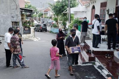 Perwakilan GoTo didampingi tim SalamAid, Ketua RW dan tim relawan, menyerahkan paket sembako pada warga di kawasan Semarang Tengah.