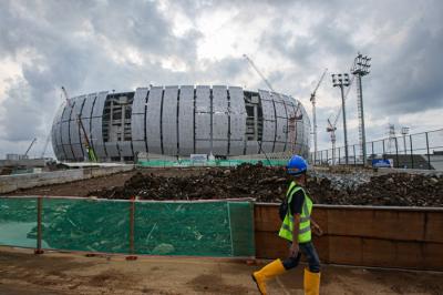 Pekerja menyelesaikan pembangunan Jakarta International Stadium (JIS) di Tanjung Priok, Jakarta Utara, Selasa (7/12/2021).