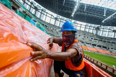 Pekerja menyelesaikan pembangunan Jakarta International Stadium (JIS) di Tanjung Priok, Jakarta Utara, Selasa (7/12/2021).