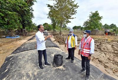 Presiden Jokowi meninjau geobag dan geotub penahan banjir di Kalurahan Ladang, Kabupaten Sintang, Kalimantan Barat, Rabu (8/12/2021).