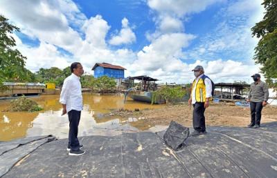 Presiden Jokowi meninjau geobag dan geotub penahan banjir di Kalurahan Ladang, Kabupaten Sintang, Kalimantan Barat, Rabu (8/12/2021).