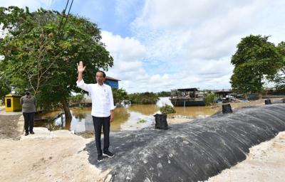 Presiden Jokowi meninjau geobag dan geotub penahan banjir di Kalurahan Ladang, Kabupaten Sintang, Kalimantan Barat, Rabu (8/12/2021).