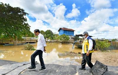 Presiden Jokowi meninjau geobag dan geotub penahan banjir di Kalurahan Ladang, Kabupaten Sintang, Kalimantan Barat, Rabu (8/12/2021).