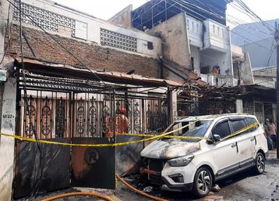 Sebuah rumah di Jalan Tambora 1 RT10/RW02, Kelurahan Tambora, Kecamatan Tambora, Jakarta Barat mengalami kebakaran pada Rabu (8/12/2021).