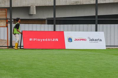 Petugas saat melakukan perawatan lapangan latihan Jakarta International Stadium (JIS) di Tanjung Priok, Jakarta Utara, Selasa (7/12/2021).