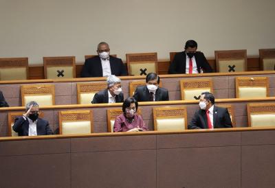 Menteri Keuangan Sri Mulyani memberikan keterangan pers usai menghadiri rapat paripurna DPR Ke-10 masa Persidangan II Tahun Sidang 2021-2022.
