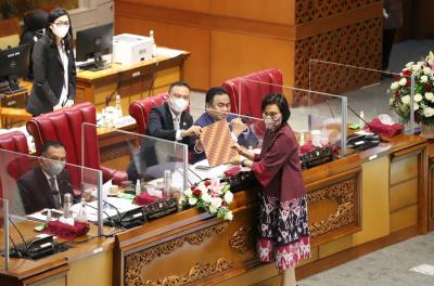 Menteri Keuangan Sri Mulyani memberikan keterangan pers usai menghadiri rapat paripurna DPR Ke-10 masa Persidangan II Tahun Sidang 2021-2022.