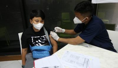 Sejumlah masyarakat umum dan karyawan MNC Group mengikuti vaksinasi Covid-19 di Sentra Vaksinasi MNC Peduli, Jakarta, Rabu (8/12/2021).