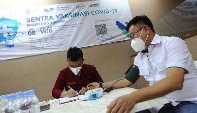 Sejumlah masyarakat umum dan karyawan MNC Group mengikuti vaksinasi Covid-19 di Sentra Vaksinasi MNC Peduli, Jakarta, Rabu (8/12/2021).