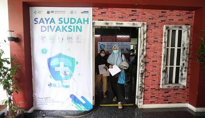 Sejumlah masyarakat umum dan karyawan MNC Group mengikuti vaksinasi Covid-19 di Sentra Vaksinasi MNC Peduli, Jakarta, Rabu (8/12/2021).