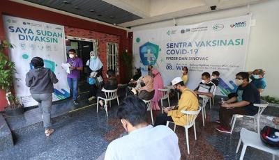 Sejumlah masyarakat umum dan karyawan MNC Group mengikuti vaksinasi Covid-19 di Sentra Vaksinasi MNC Peduli, Jakarta, Rabu (8/12/2021).