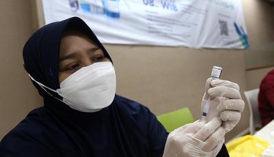 Sejumlah masyarakat umum dan karyawan MNC Group mengikuti vaksinasi Covid-19 di Sentra Vaksinasi MNC Peduli, Jakarta, Rabu (8/12/2021).