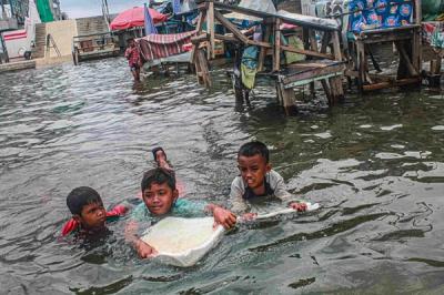 Suasana kawasan yang terdampak fenomena banjir rob di Dermaga Kali Adem, Penjaringan, Jakarta Utara, Kamis (9/12/2021).