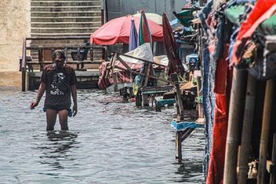 Suasana kawasan yang terdampak fenomena banjir rob di Dermaga Kali Adem, Penjaringan, Jakarta Utara, Kamis (9/12/2021).