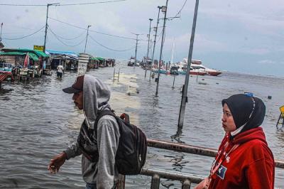 Suasana kawasan yang terdampak fenomena banjir rob di Dermaga Kali Adem, Penjaringan, Jakarta Utara, Kamis (9/12/2021).
