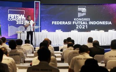Ketua Umum Federasi Futsal Indonesia (FFI), Hary Tanoesoedibjo memberikan sambutan saat membuka Kongres FFI di MNC Hall Conference, Jakarta, Kamis (9/12/2021).