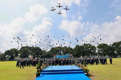 Kepala Staf Angkatan Udara (Kasau) Marsekal TNI Fadjar Prasetyo melantik 207 perwira baru lulusan Sekolah Pembentukan Perwira (Setukpa) A-25.