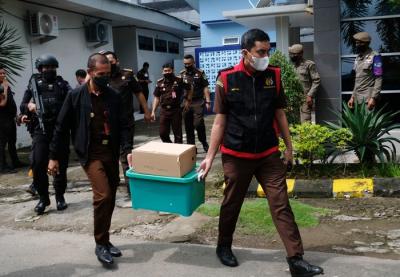 Petugas Kejaksaan Tinggi (Kejati) Sulsel membawa kontainer berisi dokumen dan arsip di Kantor Perusahaan Air Minum Daerah (PDAM) Makassar, Kamis (9/12/2021).