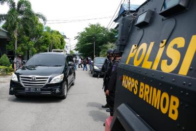 Petugas Kejaksaan Tinggi (Kejati) Sulsel membawa kontainer berisi dokumen dan arsip di Kantor Perusahaan Air Minum Daerah (PDAM) Makassar, Kamis (9/12/2021).