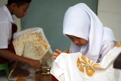Para siswa yang tergabung dalam komunitas pembatik cilik mendapatkan pelatihan membatik.
