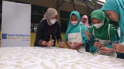Para siswa yang tergabung dalam komunitas pembatik cilik mendapatkan pelatihan membatik.