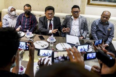 Penasehat hukum dan tim membantah tuduhan pelapor dan akan melakukan tuntutan balik kepada pihak pihak yang menuduh.