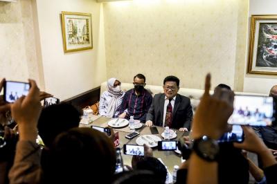 Penasehat hukum dan tim membantah tuduhan pelapor dan akan melakukan tuntutan balik kepada pihak pihak yang menuduh.