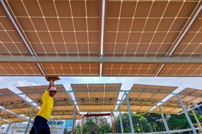 Pekerja saat menyelesaikan pembuatan panel surya untuk memenuhi kebutuhan listrik di Kompleks Parlemen, Senayan, Jakarta Pusat, Jumat (10/12/2021).