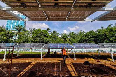 Pekerja saat menyelesaikan pembuatan panel surya untuk memenuhi kebutuhan listrik di Kompleks Parlemen, Senayan, Jakarta Pusat, Jumat (10/12/2021).