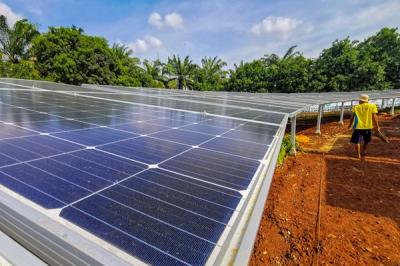 Pekerja saat menyelesaikan pembuatan panel surya untuk memenuhi kebutuhan listrik di Kompleks Parlemen, Senayan, Jakarta Pusat, Jumat (10/12/2021).