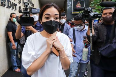 Aktris Gisella Anastasia usai menjalani pemeriksaan di Gedung Ditreskrimum Polda Metro Jaya, Jumat (10/12/2021).