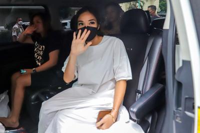 Aktris Gisella Anastasia usai menjalani pemeriksaan di Gedung Ditreskrimum Polda Metro Jaya, Jumat (10/12/2021).