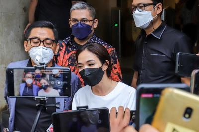 Aktris Gisella Anastasia usai menjalani pemeriksaan di Gedung Ditreskrimum Polda Metro Jaya, Jumat (10/12/2021).