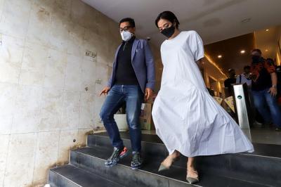 Aktris Gisella Anastasia usai menjalani pemeriksaan di Gedung Ditreskrimum Polda Metro Jaya, Jumat (10/12/2021).