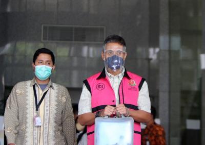 Tersangka mantan Direktur Pelaksana UKM dan Asuransi Penjaminan LPEI 2016-2018 Indrawijaya Supriadi usai menjalani pemeriksaan di Gedung KPK.