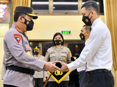 Kapolri Jenderal Listyo Sigit Prabowo resmi melantik 44 orang eks pegawai Komisi Pemberantasan Korupsi sebagai Aparatur Sipil Negara di institusi Polri.
