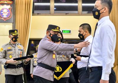 Kapolri Jenderal Listyo Sigit Prabowo resmi melantik 44 orang eks pegawai Komisi Pemberantasan Korupsi sebagai Aparatur Sipil Negara di institusi Polri.