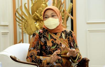 Menteri Ketenagakerjaan Ida Fauziyah, meminta Kamar Dagang dan Industri Indonesia agar para anggotanya menerapkan regulasi dan kebijakan ketenagakerjaan.