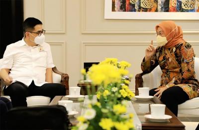 Menteri Ketenagakerjaan Ida Fauziyah, meminta Kamar Dagang dan Industri Indonesia agar para anggotanya menerapkan regulasi dan kebijakan ketenagakerjaan.