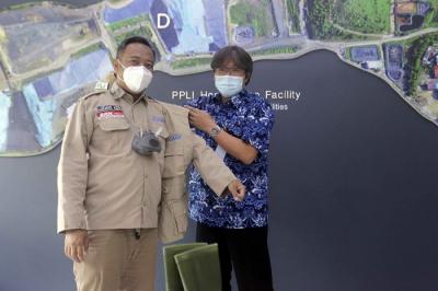 President Direktur PPLI Yoshiaki Chida (kiri) menyerahkan secara simbolis bantuan alat pelindung diri (APD) untuk para relawan.