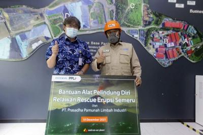 President Direktur PPLI Yoshiaki Chida (kiri) menyerahkan secara simbolis bantuan alat pelindung diri (APD) untuk para relawan.