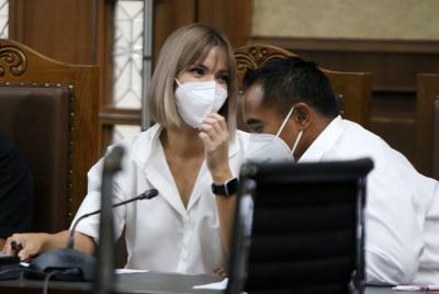 Terdakwa artis Nia Ramadhani menjalani sidang lanjutan di Pengadilan Negeri, Jakarta Pusat, Kamis (9/12/2021).