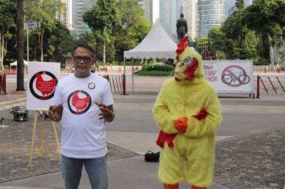 Sejumlah relawan melakukan dance pada acara menari untuk komitmen ayam sejahtera di Area Patung Bungkarno, Gelora Bung Karno, Jakarta, Jumat (10/12/2021).