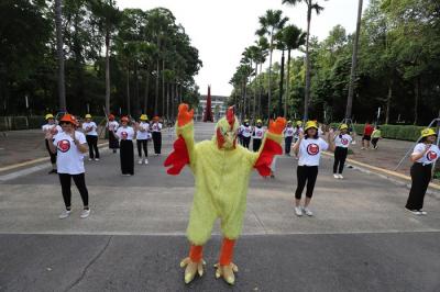 Sejumlah relawan melakukan dance pada acara menari untuk komitmen ayam sejahtera di Area Patung Bungkarno, Gelora Bung Karno, Jakarta, Jumat (10/12/2021).