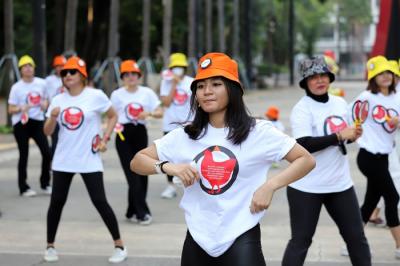 Sejumlah relawan melakukan dance pada acara menari untuk komitmen ayam sejahtera di Area Patung Bungkarno, Gelora Bung Karno, Jakarta, Jumat (10/12/2021).