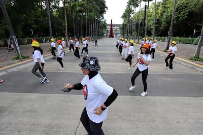 Sejumlah relawan melakukan dance pada acara menari untuk komitmen ayam sejahtera di Area Patung Bungkarno, Gelora Bung Karno, Jakarta, Jumat (10/12/2021).